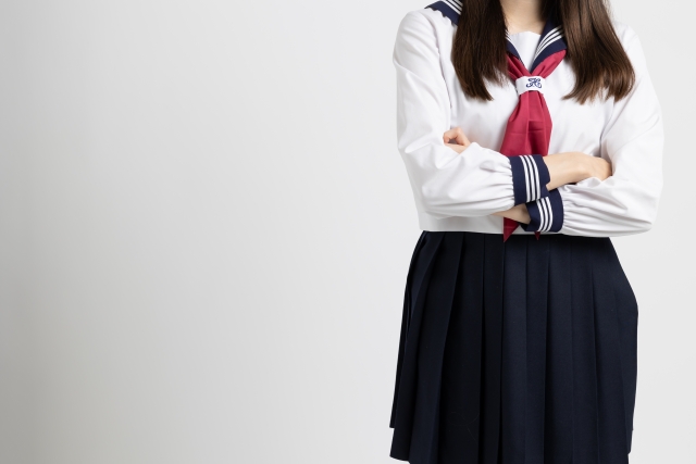 腕を組み無言で反抗する思春期の子どもの様子を表したイメージ。