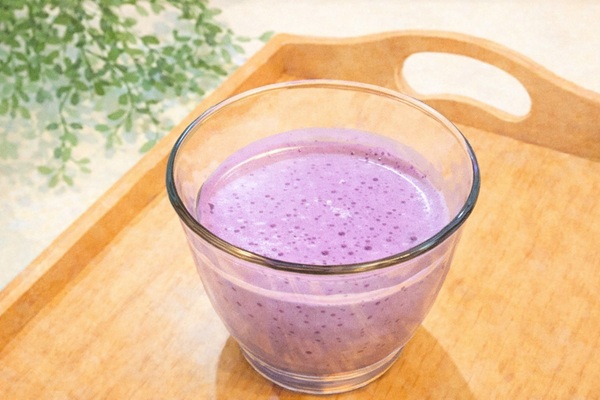 ブルーベリーを使った紫色のスムージーをグラスに注いだイラスト