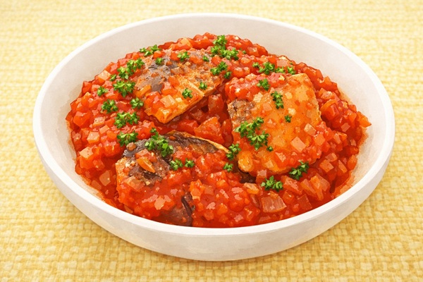 サバをトマトソースで煮込んだトマト煮を器に盛り付けたイラスト