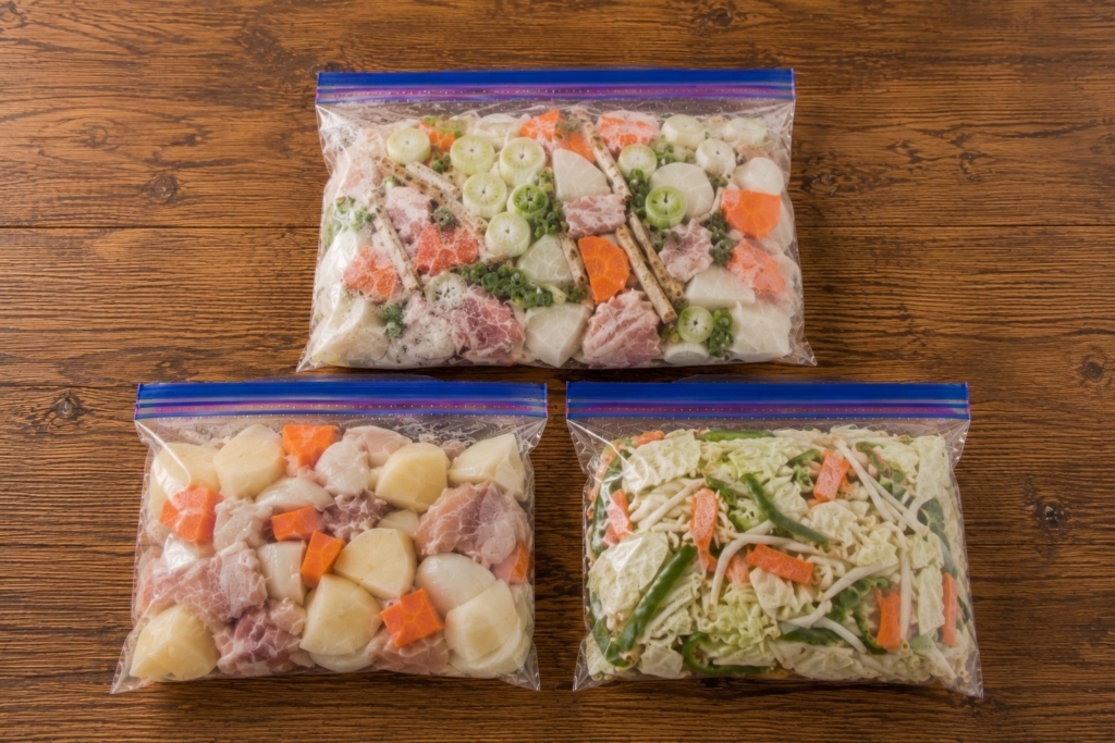 豚汁、カレー、野菜炒め用の具材をジップロックにまとめて冷凍保存した、手作りの冷凍ストック