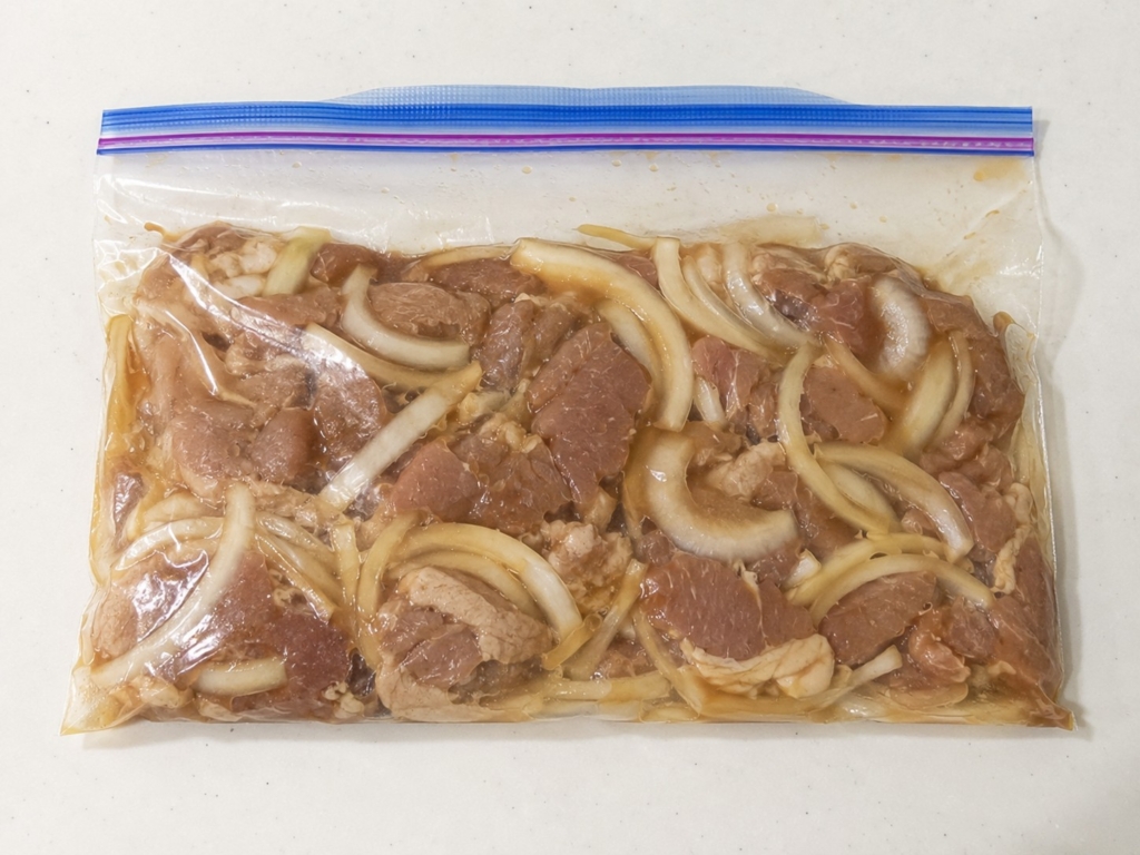 豚肉と玉ねぎをしょうが焼きのたれで下味をつけ、ジップロックに入れて冷凍保存した下味冷凍ストック