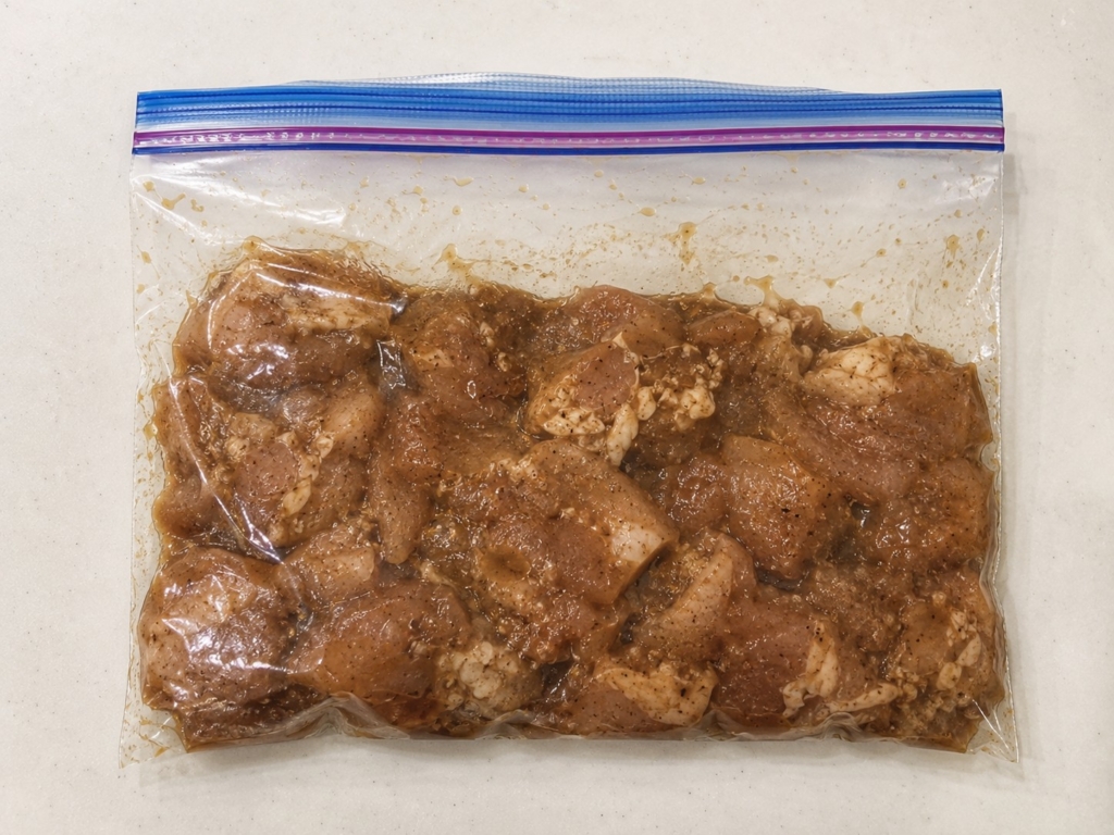 鶏もも肉にしょうゆやしょうが、にんにくなどで下味をつけ、ジップロックに入れて冷凍保存したから揚げ用ストック